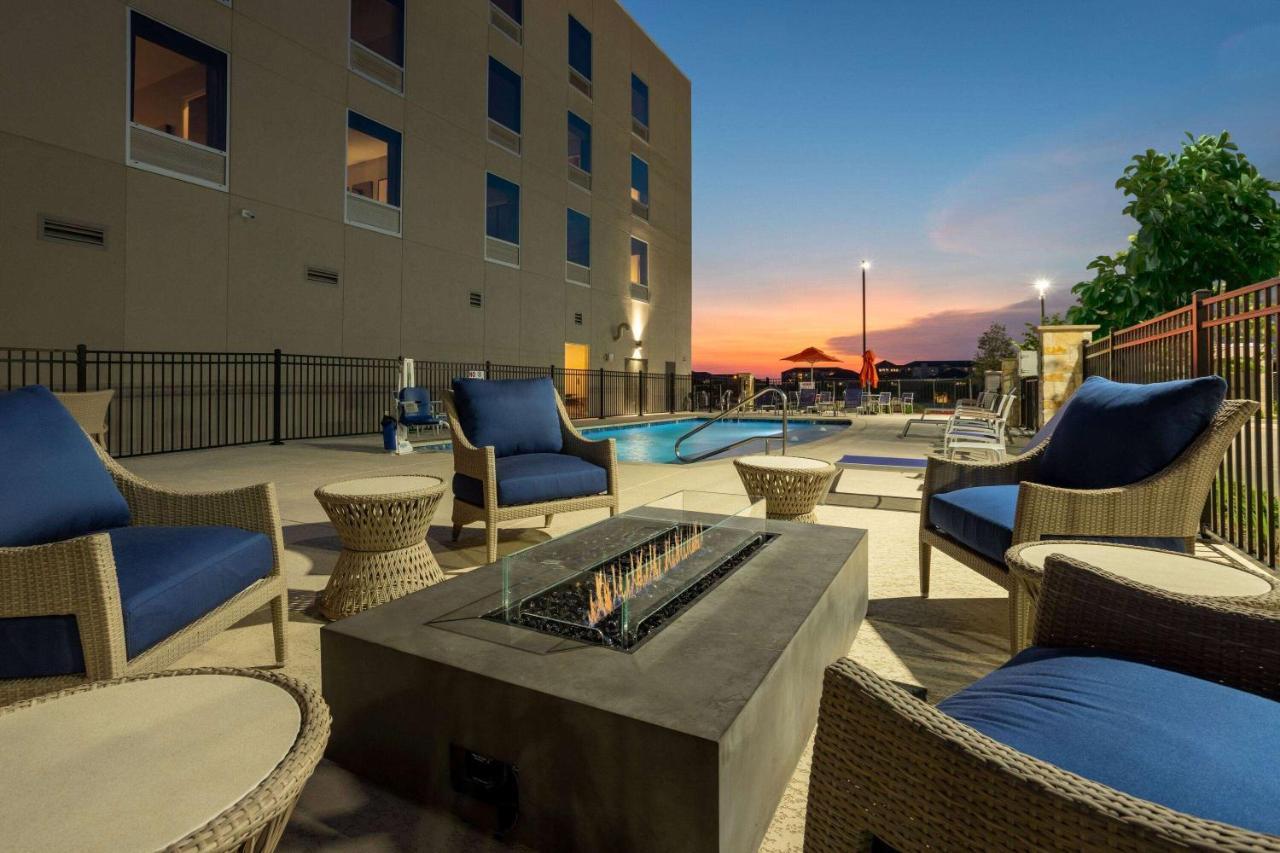 La Quinta Inn & Suites By Wyndham Pflugerville Esterno foto